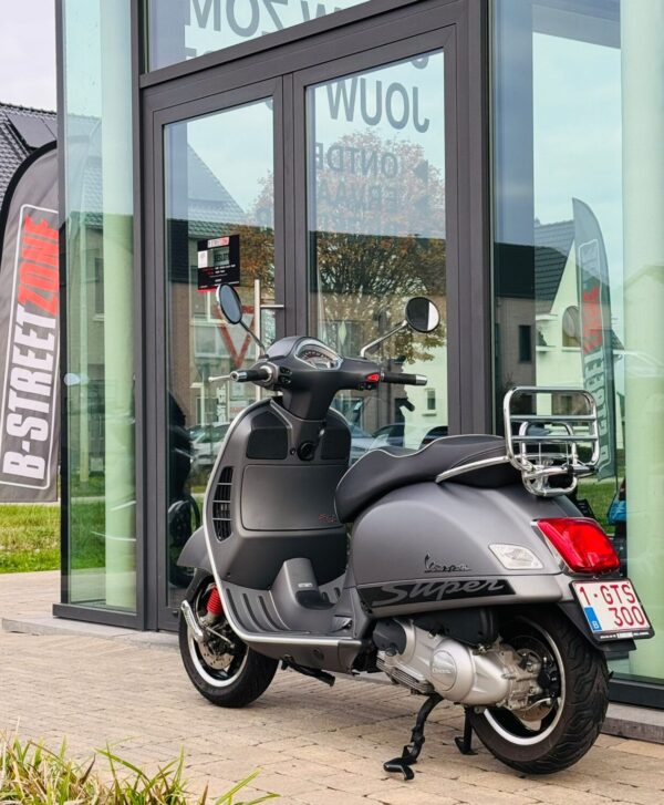 VESPA GTS "SUPERSPORT" 300 TITANIO